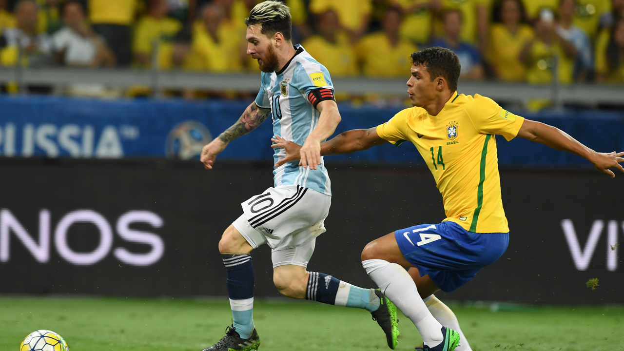 Argentina's Lionel Messi (L) is marked by Brazil's Thiago Silva during their 2018 FIFA World Cup qualifier football match in Belo Horizonte, Brazil, on November 10, 2016. / AFP PHOTO / VANDERLEI ALMEIDA