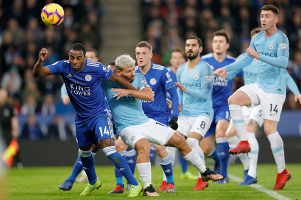 LEICESTER, ENGLAND - DECEMBER 26: Ricardo Pereira of Leicester City competes with Sergio Aguero of Manchester City during the Premier League match between Leicester City and Manchester City at The King Power Stadium on December 26, 2018 in Leicester, United Kingdom. (Photo by Malcolm Couzens/Getty Images)
