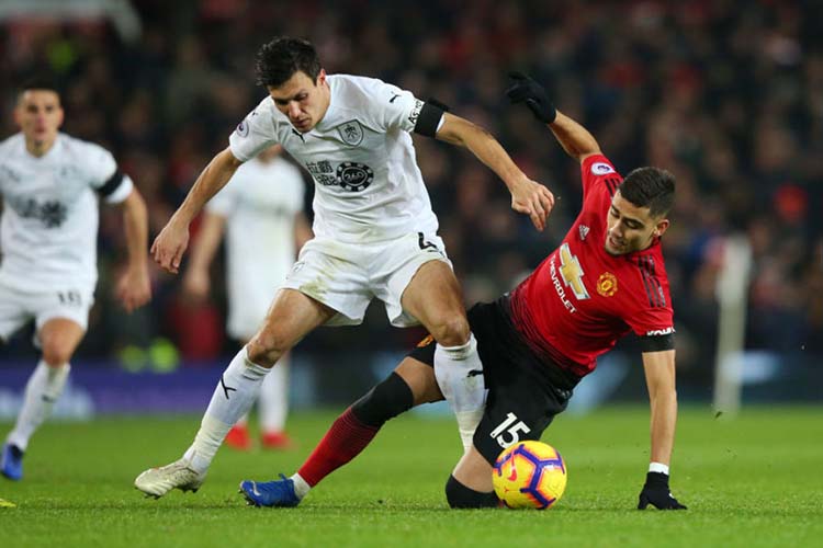 MANCHESTER, ENGLAND - JANUARY 29: Jack Cork of Burnley is tackled by Andreas Pereira of Manchester United during the Premier League match between Manchester United and Burnley at Old Trafford on January 29, 2019 in Manchester, United Kingdom. (Photo by Alex Livesey/Getty Images)