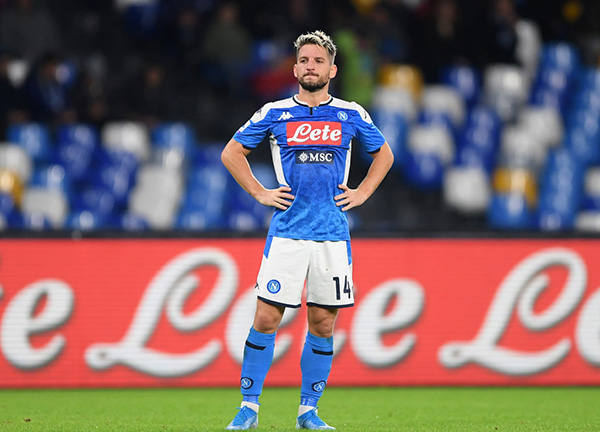 NAPLES, ITALY - NOVEMBER 09: Dries Mertens of SSC Napoli stands disappointed during the Serie A match between SSC Napoli and Genoa CFC at Stadio San Paolo on November 09, 2019 in Naples, Italy. (Photo by Francesco Pecoraro/Getty Images)