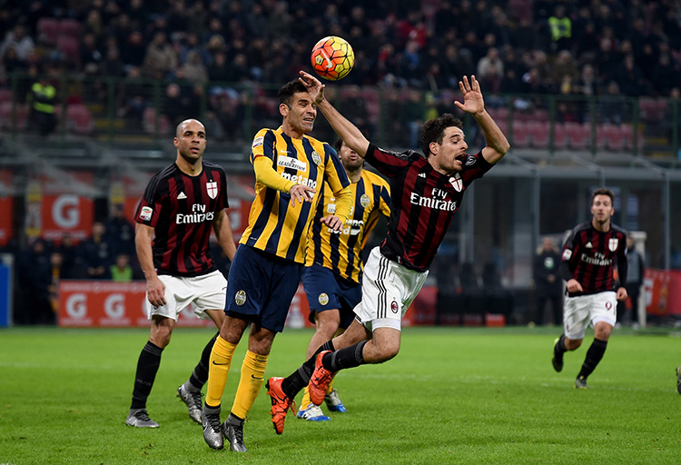 MILAN, ITALY - DECEMBER 13: Giacomo Bonaventura of AC Milan (R) in action during the Serie A match betweeen AC Milan and Hellas Verona FC at Stadio Giuseppe Meazza on December 13, 2015 in Milan, Italy. (Photo by Claudio Villa/Getty Images)