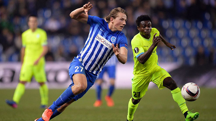 Genk's Sander Berge (L) vies with Gent's Moses Simon during UEFA Europa League football match between Genk and Gent on March 16, 2017 in Genk. / AFP PHOTO / BELGA / YORICK JANSENS / Belgium OUT        (Photo credit should read YORICK JANSENS/AFP/Getty Images)